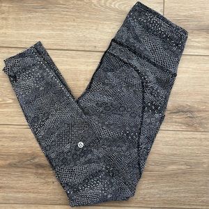 Lululemon leggings- size 4- lightly worn- side pockets- high waisted fit